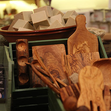 Αντικείμενα από ξύλο ελιάς στο Σιφάντο στη Σίφνο